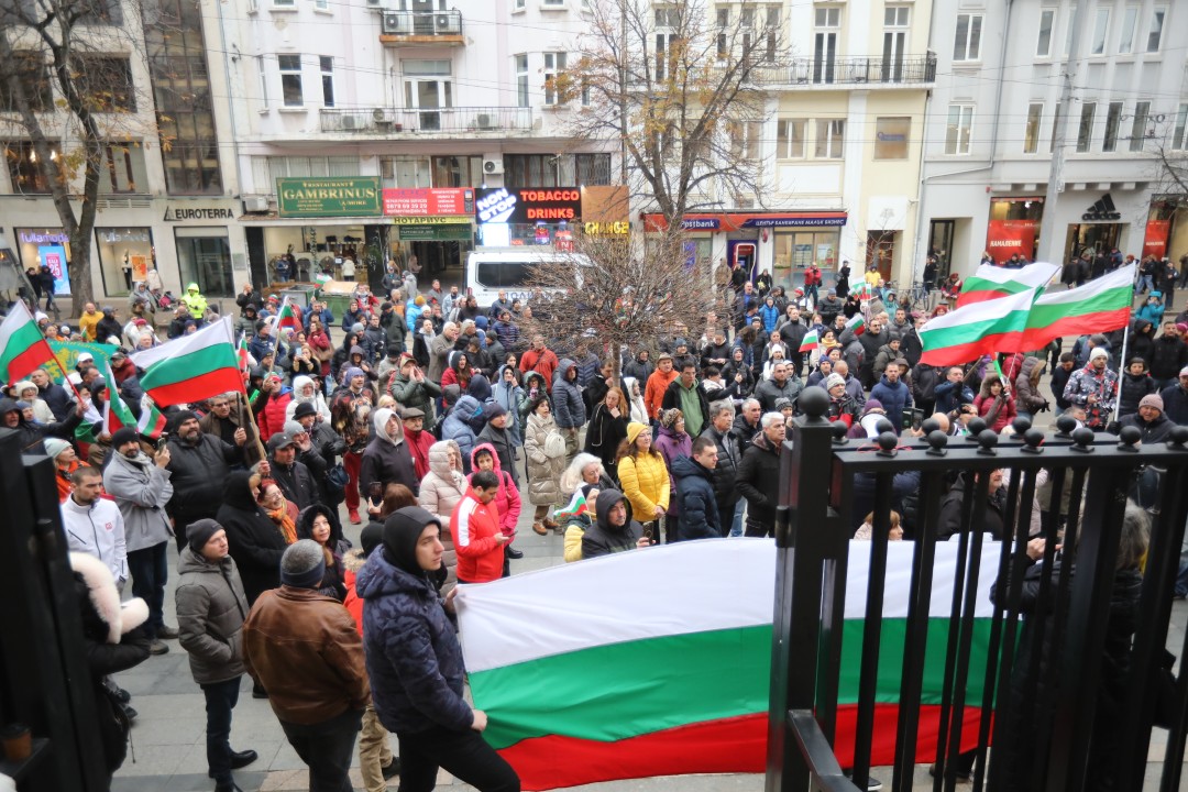 <p>Привърженици на &quot;Величие&quot; протестират пред Съдебната палата в София в защита на задържаните по делото &quot;Исторически парк&quot;. С викове &quot;Оставка&quot;, &quot;Мразим ви безплатно&quot; и &quot;Свобода&quot; те посочиха, че искат освобождаването на Анатоли Савов, Николай Хитов, Пламен Кънчев, Бисер Сивков, Ефтим Вълчанов, Емил Ефтимов и Николай Куцаров.</p>
