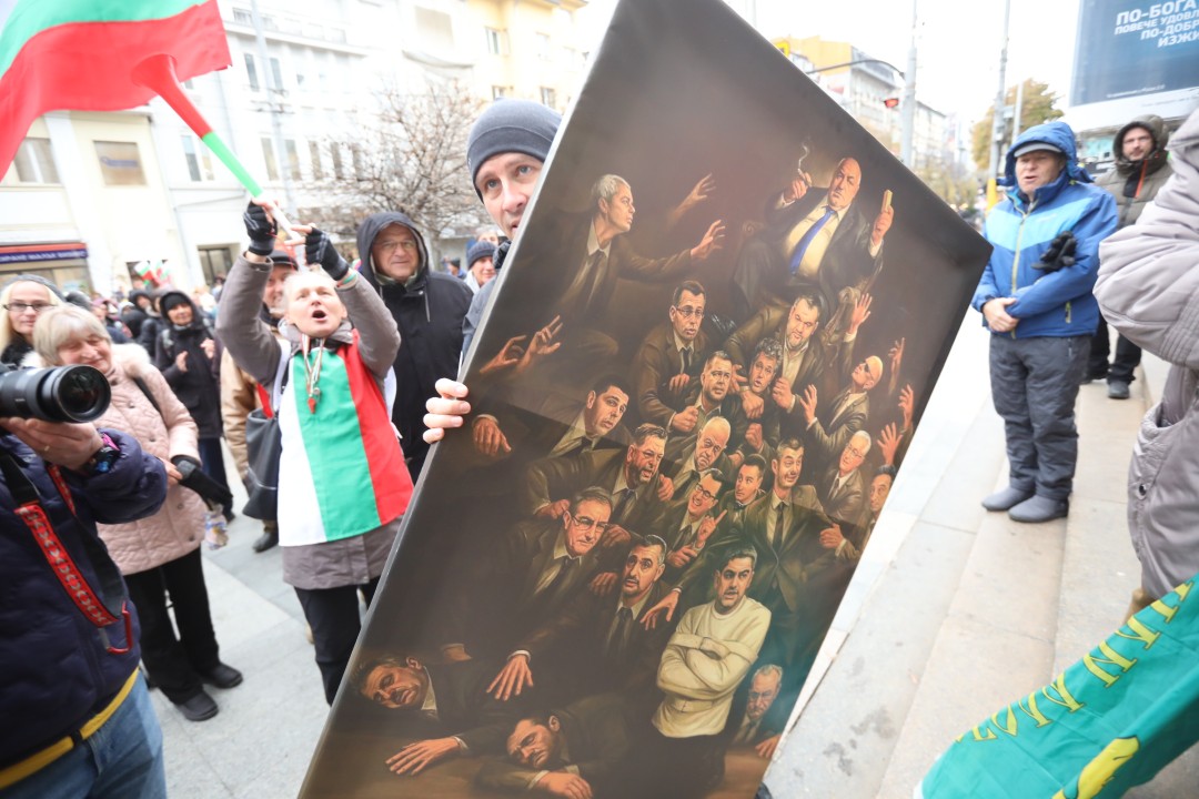 <p>Привърженици на &quot;Величие&quot; протестират пред Съдебната палата в София в защита на задържаните по делото &quot;Исторически парк&quot;. С викове &quot;Оставка&quot;, &quot;Мразим ви безплатно&quot; и &quot;Свобода&quot; те посочиха, че искат освобождаването на Анатоли Савов, Николай Хитов, Пламен Кънчев, Бисер Сивков, Ефтим Вълчанов, Емил Ефтимов и Николай Куцаров.</p>