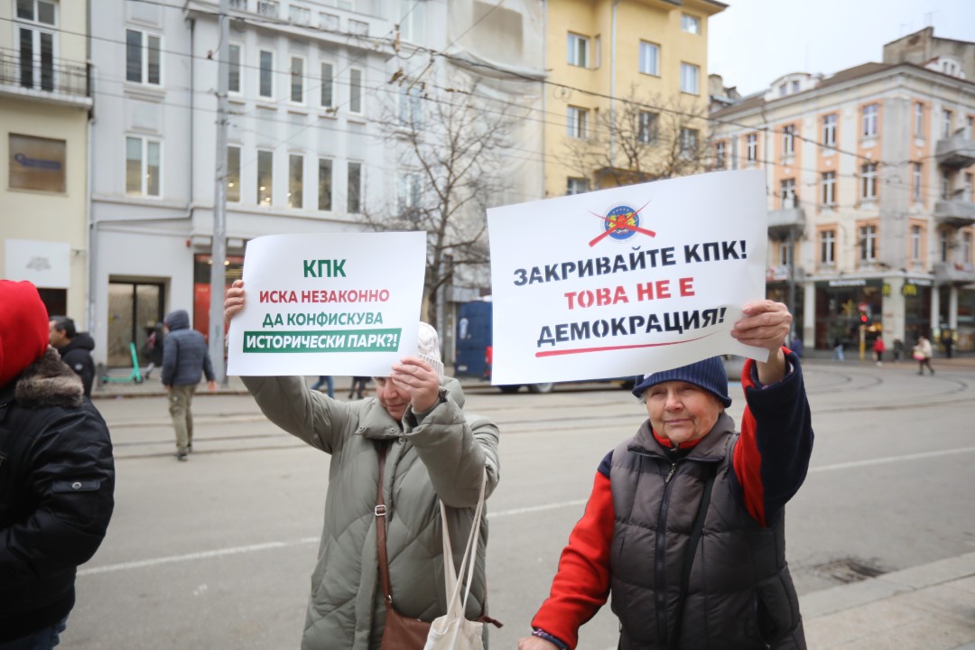 <p>Привърженици на &quot;Величие&quot; протестират пред Съдебната палата в София в защита на задържаните по делото &quot;Исторически парк&quot;. С викове &quot;Оставка&quot;, &quot;Мразим ви безплатно&quot; и &quot;Свобода&quot; те посочиха, че искат освобождаването на Анатоли Савов, Николай Хитов, Пламен Кънчев, Бисер Сивков, Ефтим Вълчанов, Емил Ефтимов и Николай Куцаров.</p>
