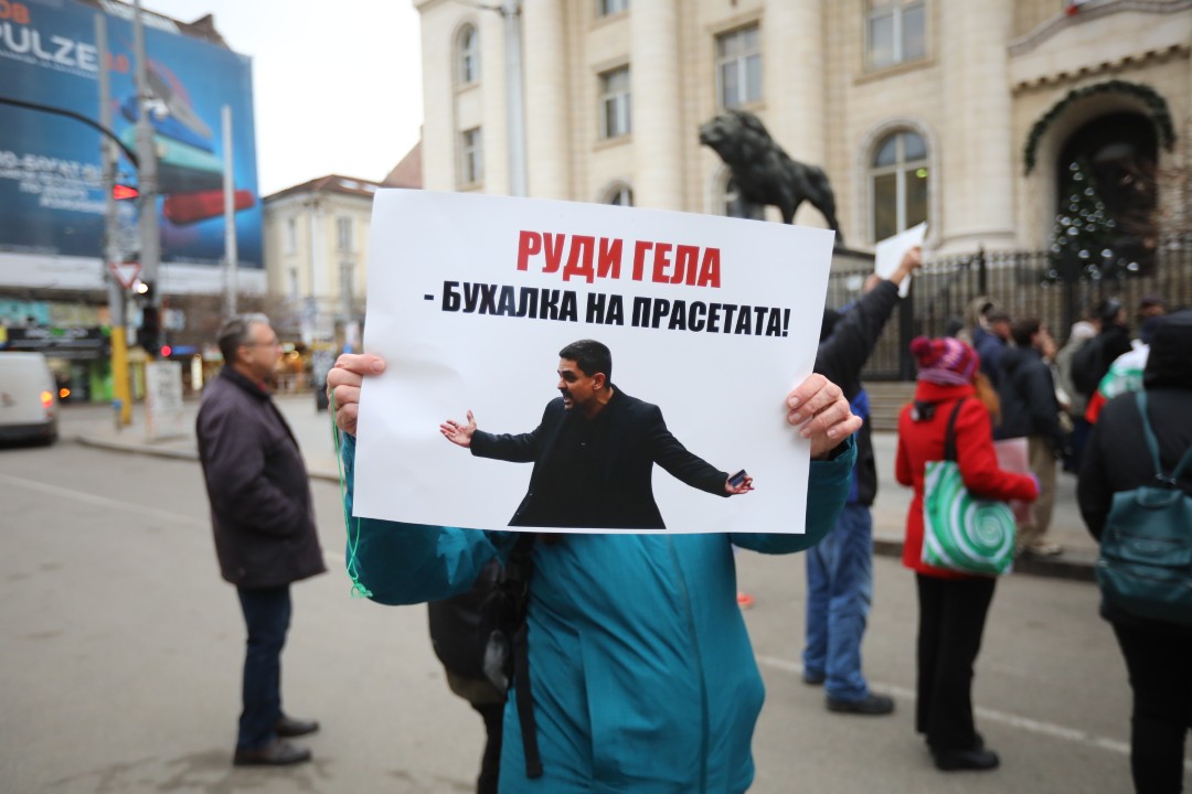 <p>Привърженици на &quot;Величие&quot; протестират пред Съдебната палата в София в защита на задържаните по делото &quot;Исторически парк&quot;. С викове &quot;Оставка&quot;, &quot;Мразим ви безплатно&quot; и &quot;Свобода&quot; те посочиха, че искат освобождаването на Анатоли Савов, Николай Хитов, Пламен Кънчев, Бисер Сивков, Ефтим Вълчанов, Емил Ефтимов и Николай Куцаров.</p>