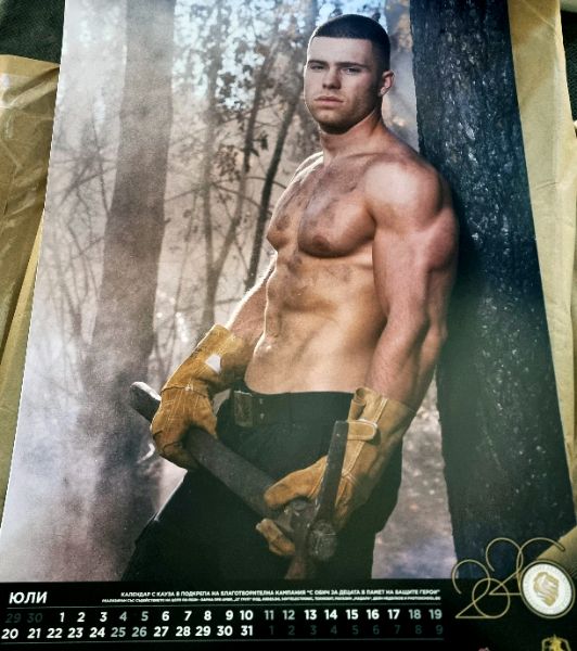 <p>Варненски пожарникари са модели в благотворителен календар в подкрепа на деца.</p>