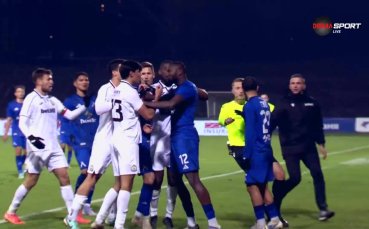 Напрежение в Левски! Сангаре полудя и скочи срещу съотборник (видео)