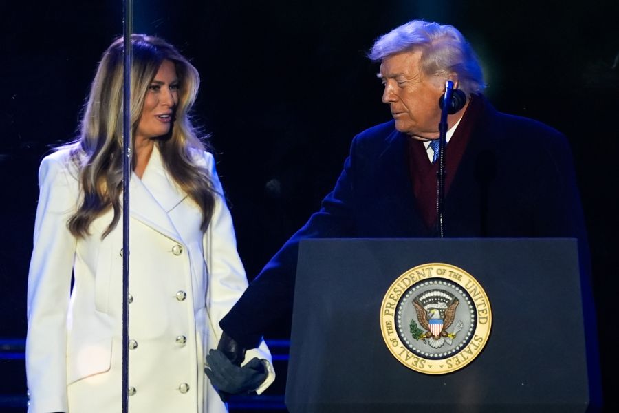 <p>Първата дама на САЩ Мелания Тръмп запали светлините на коледното дърво в американската столица в студената вечер снощи, предаде Асошиейтед прес.</p>