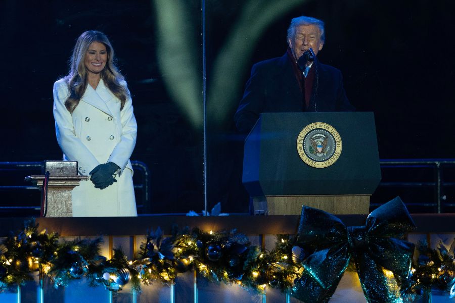 <p>Първата дама на САЩ Мелания Тръмп запали светлините на коледното дърво в американската столица в студената вечер снощи, предаде Асошиейтед прес.</p>