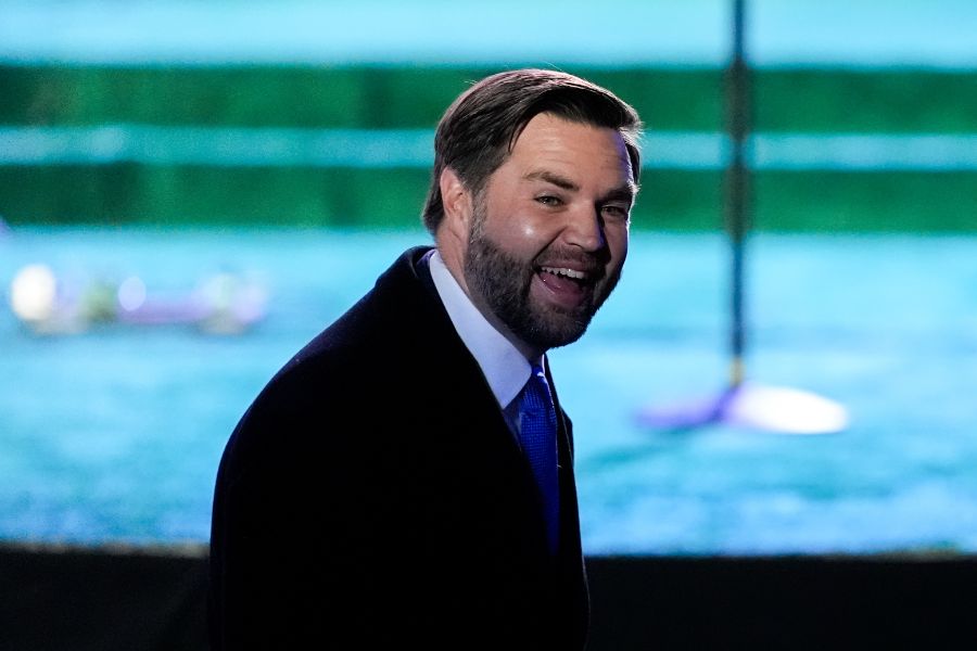 <p>Първата дама на САЩ Мелания Тръмп запали светлините на коледното дърво в американската столица в студената вечер снощи, предаде Асошиейтед прес.</p>