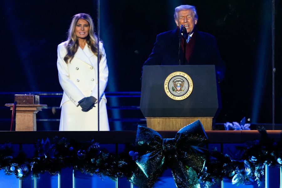 <p>Първата дама на САЩ Мелания Тръмп запали светлините на коледното дърво в американската столица в студената вечер снощи, предаде Асошиейтед прес.</p>