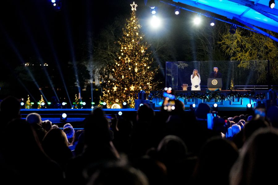 <p>Първата дама на САЩ Мелания Тръмп запали светлините на коледното дърво в американската столица в студената вечер снощи, предаде Асошиейтед прес.</p>