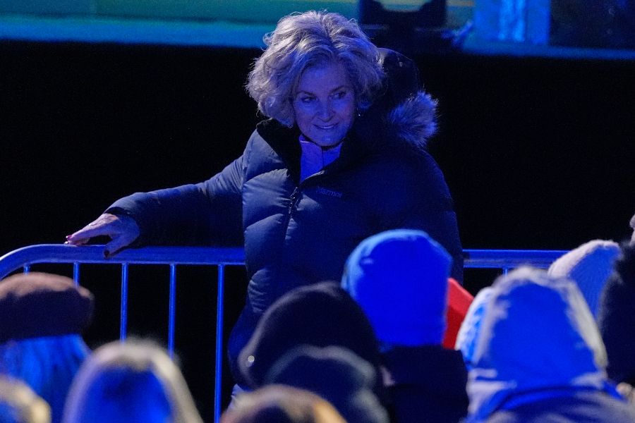 <p>Първата дама на САЩ Мелания Тръмп запали светлините на коледното дърво в американската столица в студената вечер снощи, предаде Асошиейтед прес.</p>