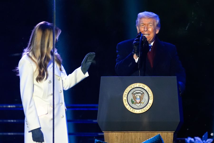 <p>Първата дама на САЩ Мелания Тръмп запали светлините на коледното дърво в американската столица в студената вечер снощи, предаде Асошиейтед прес.</p>