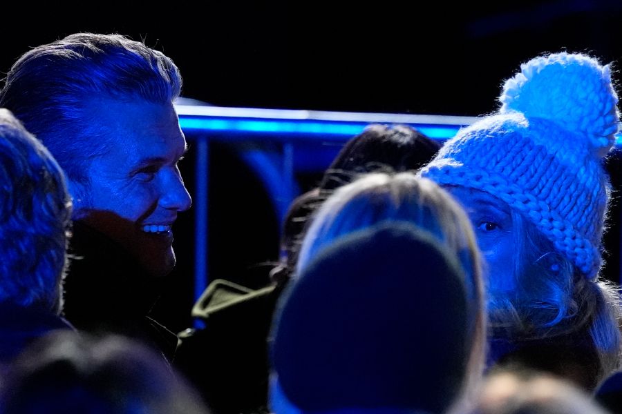 <p>Първата дама на САЩ Мелания Тръмп запали светлините на коледното дърво в американската столица в студената вечер снощи, предаде Асошиейтед прес.</p>