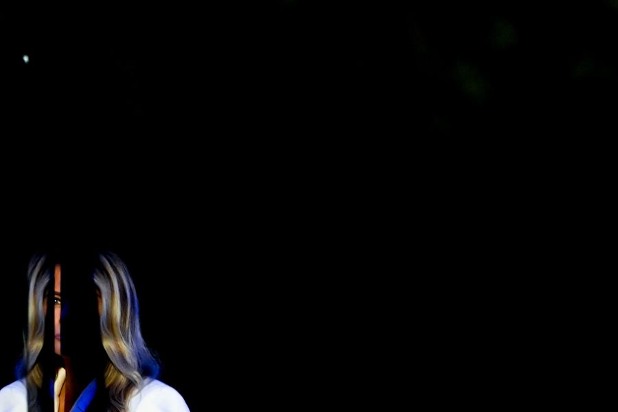 <p>Първата дама на САЩ Мелания Тръмп запали светлините на коледното дърво в американската столица в студената вечер снощи, предаде Асошиейтед прес.</p>