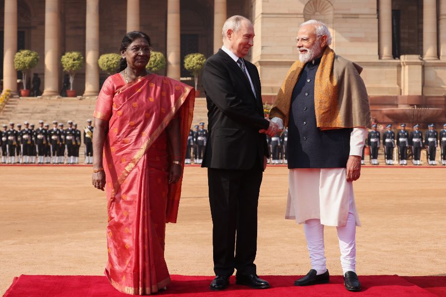 <p>Руският президент Владимир Путин и индийският премиер Нарендра Моди стартираха днес преговорите си в Делхи, предаде Ройтерс.</p>