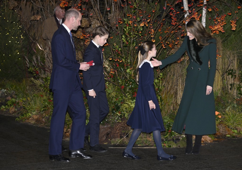 <p>Кралското трио се появи заедно с Кейт Мидълтън на годишната ѝ служба с коледни песни в Уестминстърското абатство в Лондон. Те пристигнаха с принц Уилям, тъй като принцеса Кейт беше на място по-рано, за да посрещне гости, изпълнители и доброволци преди началото на службата. Въпреки това Кейт излезе да приветства съпруга си и децата им, когато те пристигнаха.</p>