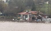 Задействаха BG-ALERT в Бургаско заради преливането на две реки, евакуираха семейство