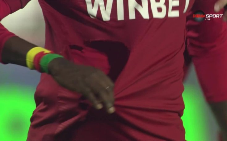 Скъсаха фланелката на Джеймс Ето'о