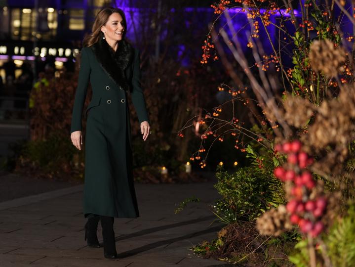 Децата на Кейт Мидълтън трогнаха с жест по време на коледния ѝ концерт (СНИМКИ)