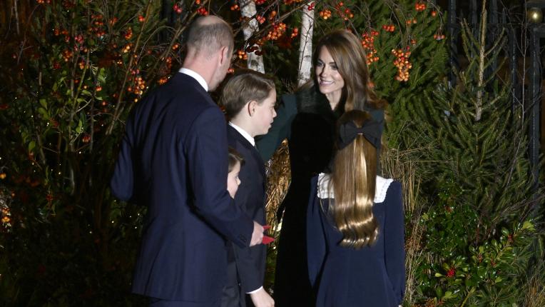 Децата на Кейт Мидълтън трогнаха с жест по време на коледния ѝ концерт (СНИМКИ)