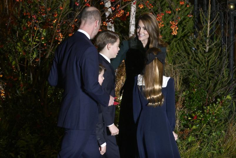 Децата на Кейт Мидълтън трогнаха с жест по време на коледния ѝ концерт (СНИМКИ) - снимка 4
