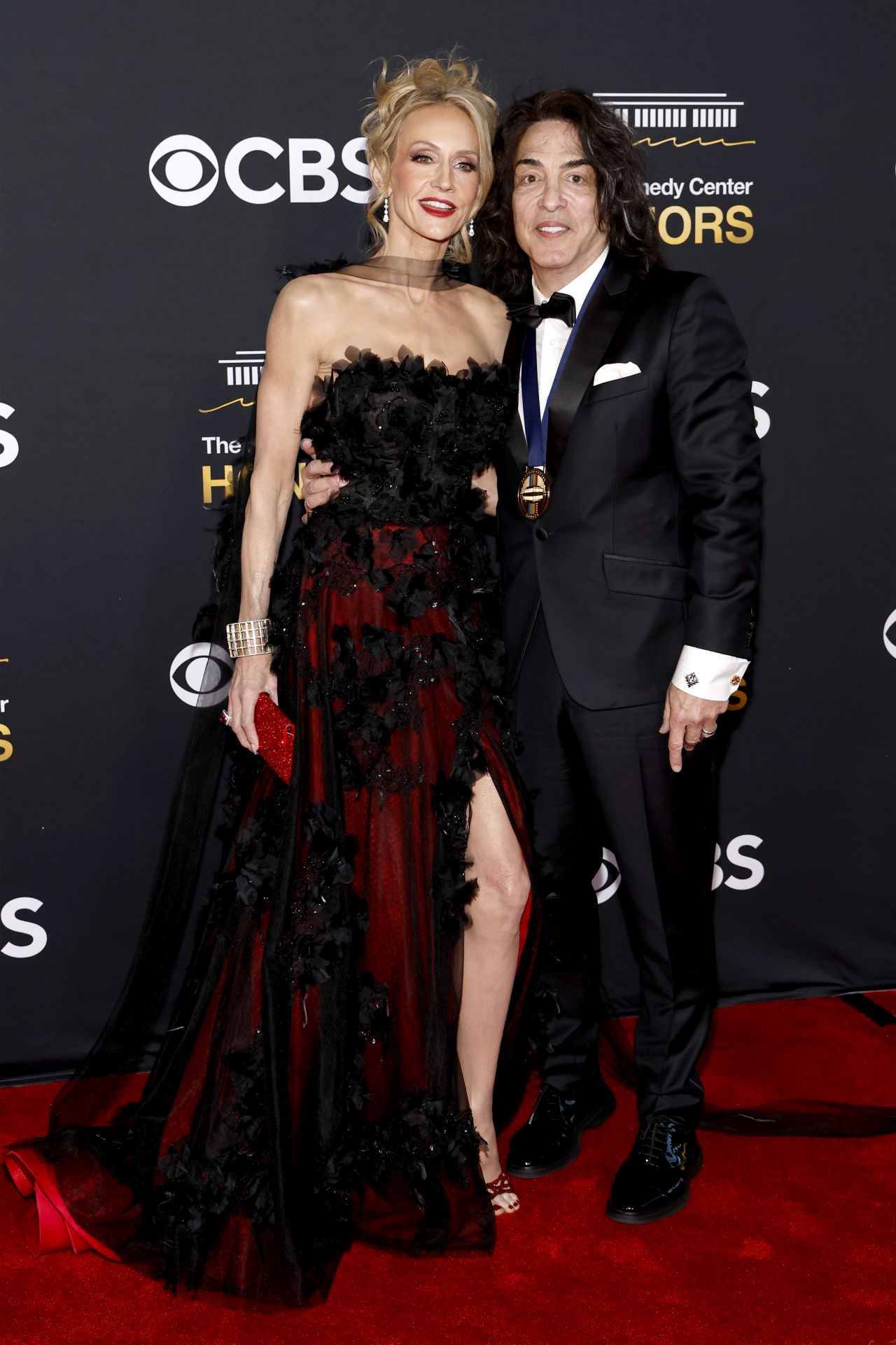 <p>Първата дама Мелания Тръмп и редица музикални легенди, актьори и политически фигури впечатлиха с бляскави вечерни рокли, стилни смокинги и изисканост на церемонията за наградите на Кенеди Център.</p>