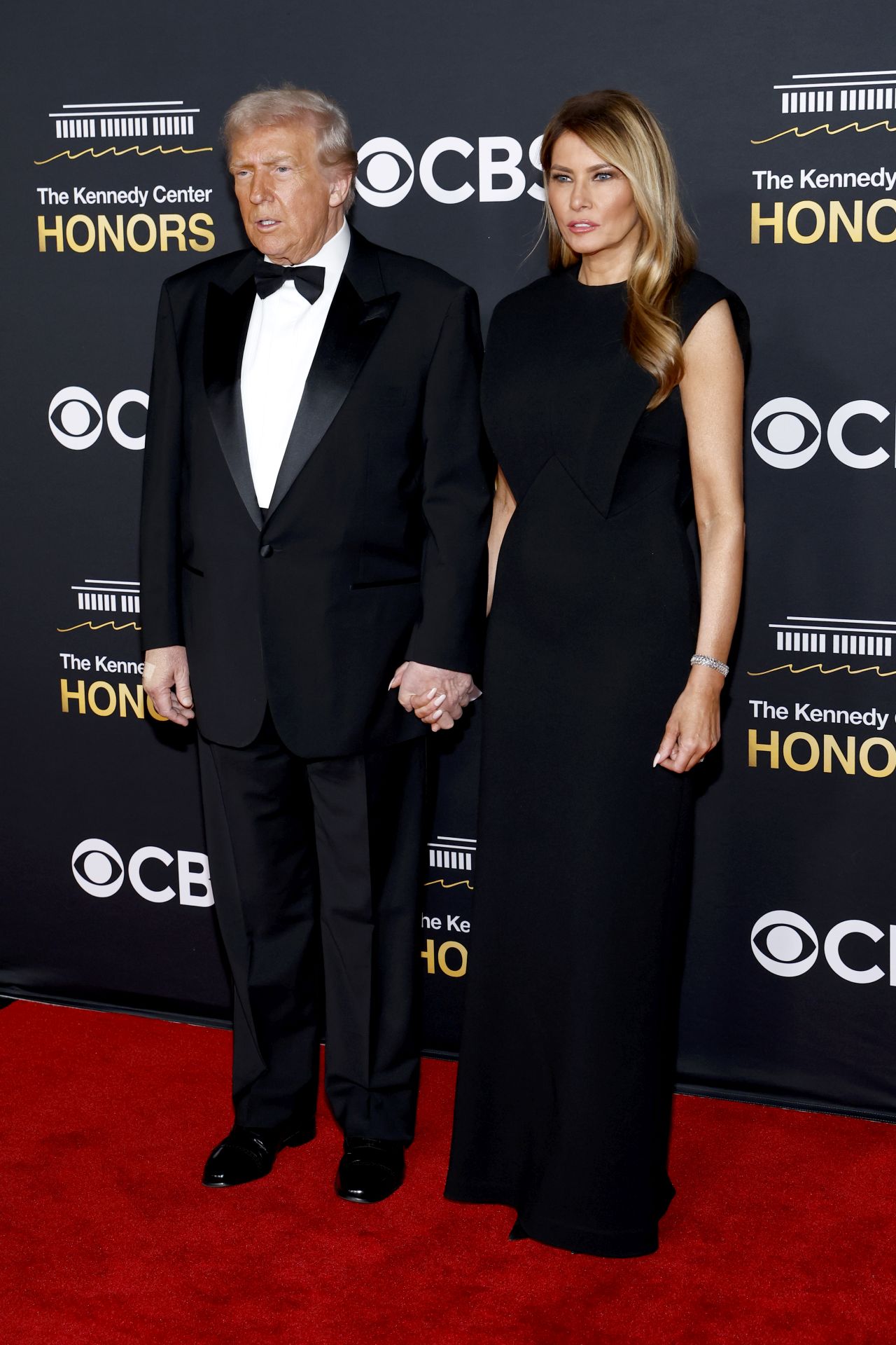 <p>Първата дама Мелания Тръмп и редица музикални легенди, актьори и политически фигури впечатлиха с бляскави вечерни рокли, стилни смокинги и изисканост на церемонията за наградите на Кенеди Център.</p>