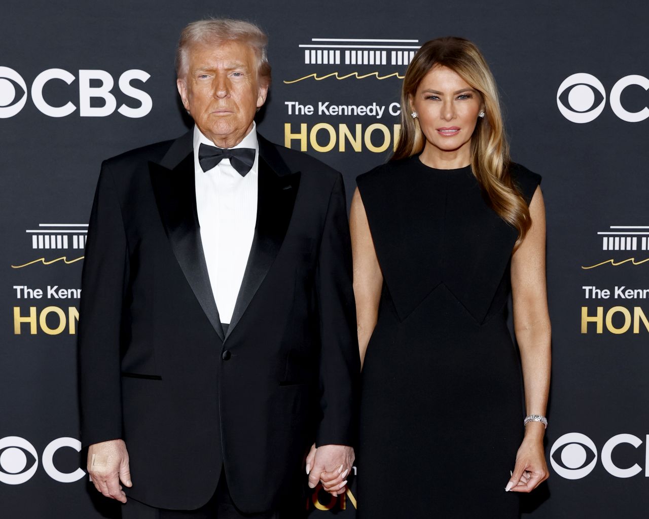 <p>Първата дама Мелания Тръмп и редица музикални легенди, актьори и политически фигури впечатлиха с бляскави вечерни рокли, стилни смокинги и изисканост на церемонията за наградите на Кенеди Център.</p>