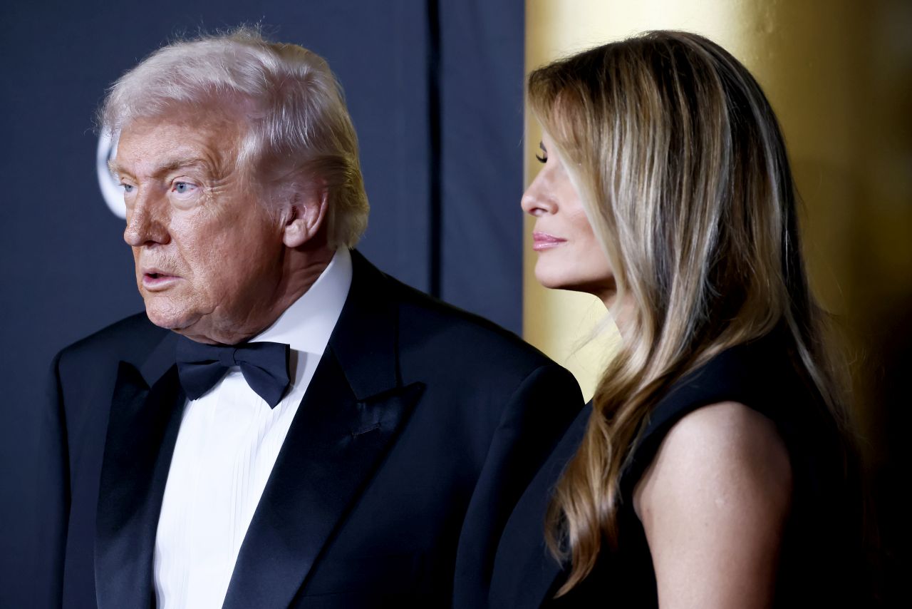 <p>Първата дама Мелания Тръмп и редица музикални легенди, актьори и политически фигури впечатлиха с бляскави вечерни рокли, стилни смокинги и изисканост на церемонията за наградите на Кенеди Център.</p>