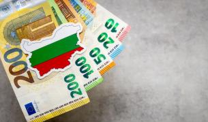 Изплащат първите пенсии в евро