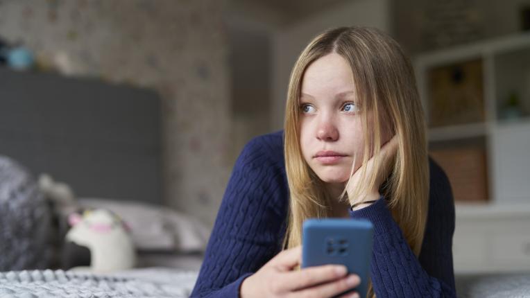 Деца с телефони