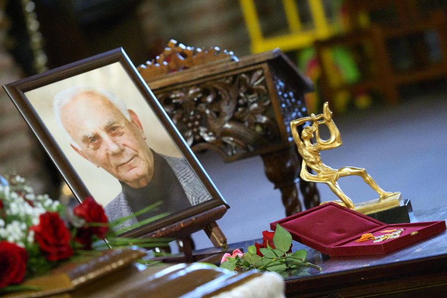 <p>Последно сбогом Найден Вълчев. Авторът на текста на популярната през 70-те години песен &bdquo;Една българска роза&ldquo; почина на 98-годишна възраст на 3 декември.</p>