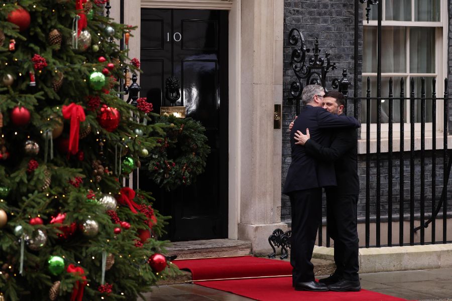 <p>Стармър, Макрон и Мерц се срещат със Зеленски в Лондон.</p>