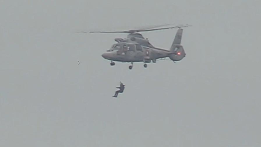 Вертолет "Пантер" достави провизии на екипажа на авариралия край Ахтопол танкер