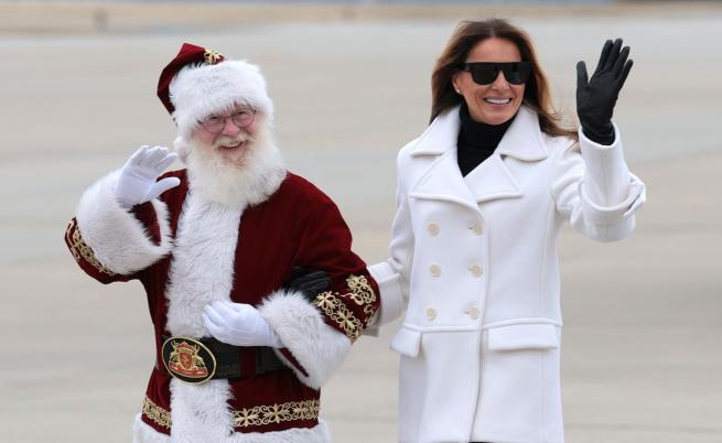 Мелания като стилна Снежанка с черни очила, ръкавици и бяло палто