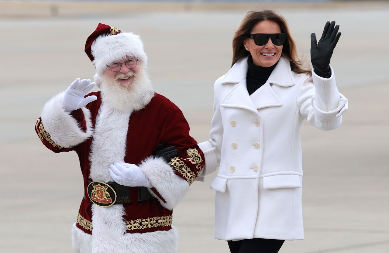 Мелания като стилна Снежанка с черни очила, ръкавици и бяло палто