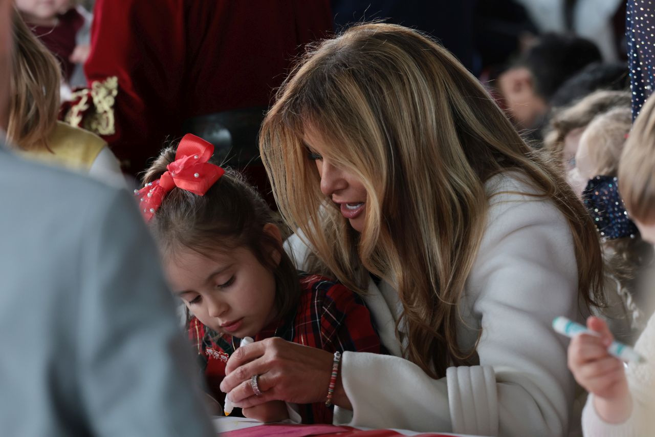 <p>Първата дама Мелания Тръмп призовава за любов по време на празничния сезон, партнира си с &bdquo;Играчки за децата&ldquo; и подкрепя военни семейства</p>