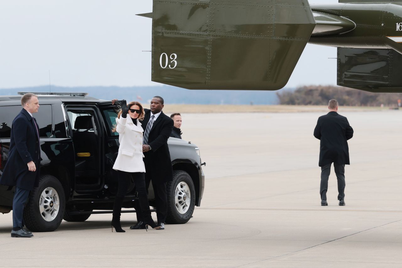 <p>Първата дама Мелания Тръмп призовава за любов по време на празничния сезон, партнира си с &bdquo;Играчки за децата&ldquo; и подкрепя военни семейства</p>