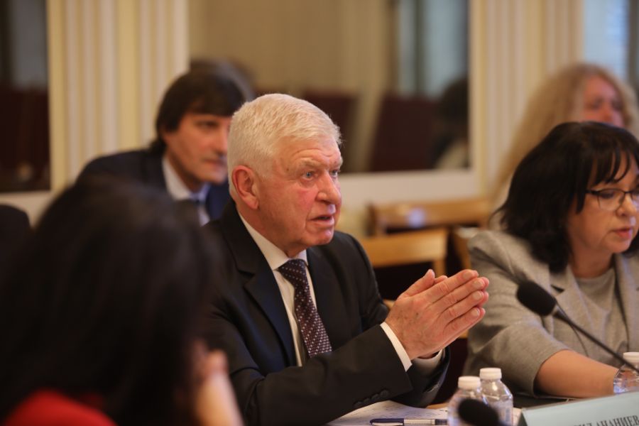 <p>Законопроектът за държавния бюджет на България за 2026 г. бе приет на първо четене от Комисията по бюджет и финанси към Народното събрание с 12 гаса "за", 8 гласа "против" и нито един глас "въздържал се".</p>