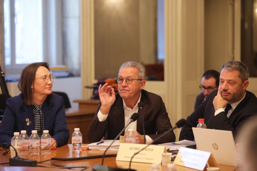 <p>Законопроектът за държавния бюджет на България за 2026 г. бе приет на първо четене от Комисията по бюджет и финанси към Народното събрание с 12 гаса "за", 8 гласа "против" и нито един глас "въздържал се".</p>