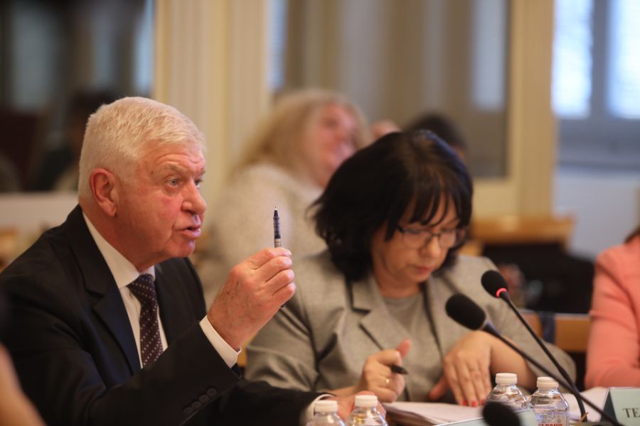 <p>Законопроектът за държавния бюджет на България за 2026 г. бе приет на първо четене от Комисията по бюджет и финанси към Народното събрание с 12 гаса "за", 8 гласа "против" и нито един глас "въздържал се".</p>