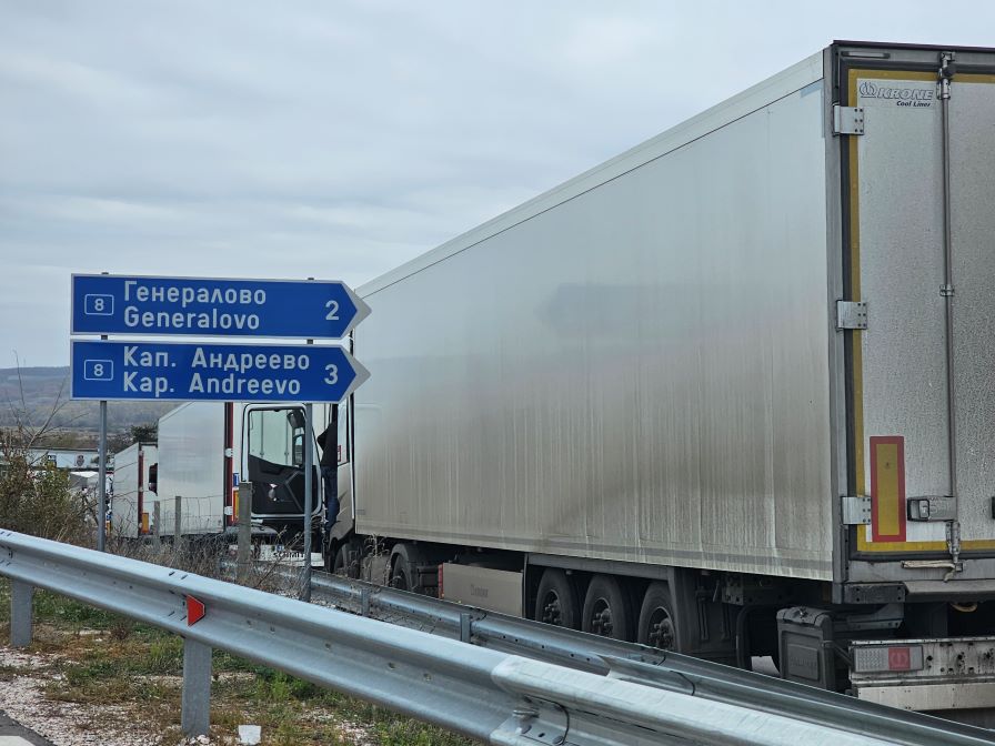 Шофьор на тир нападна и рани полицай край "Капитан Андреево"