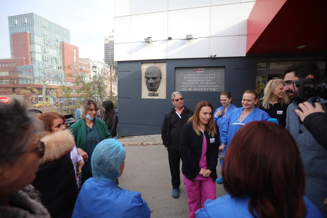 <p>Медицински сестри, лаборанти, акушери и други здравни специалисти излязоха на протест заради срамно ниските възнаграждения и неизпълнените обещания на управляващите за по-високи заплати.</p>