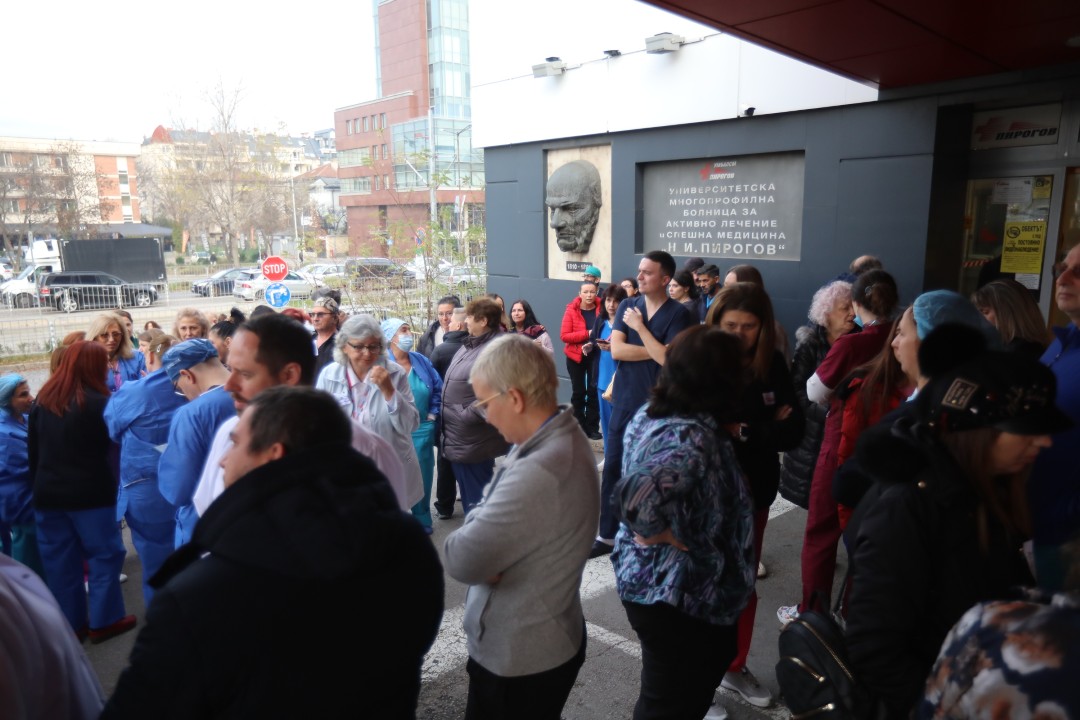 <p>Медицински сестри, лаборанти, акушери и други здравни специалисти излязоха на протест заради срамно ниските възнаграждения и неизпълнените обещания на управляващите за по-високи заплати.</p>