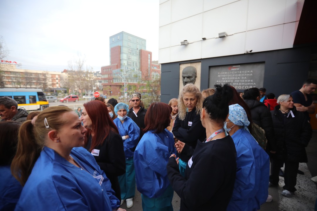 <p>Медицински сестри, лаборанти, акушери и други здравни специалисти излязоха на протест заради срамно ниските възнаграждения и неизпълнените обещания на управляващите за по-високи заплати.</p>