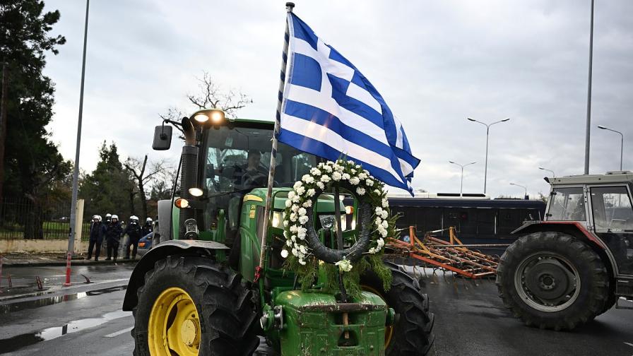 Протестиращи „обсадиха“ пристанището във Волос