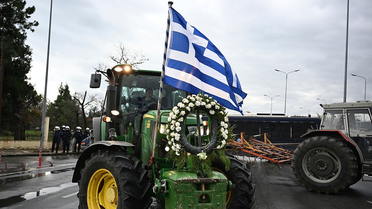 Протестиращи „обсадиха“ пристанището във Волос