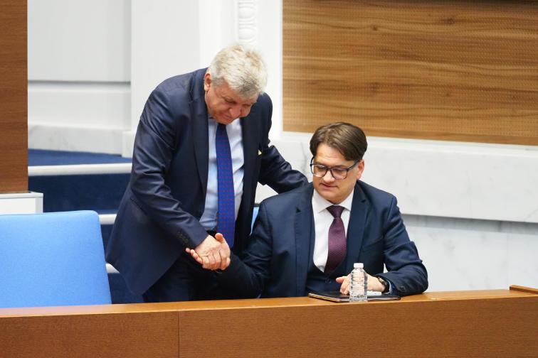 Близо 4 часа дебати по шестия вот на недоверие срещу