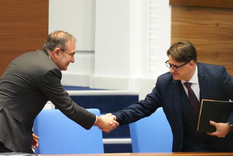 Близо 4 часа дебати по шестия вот на недоверие срещу