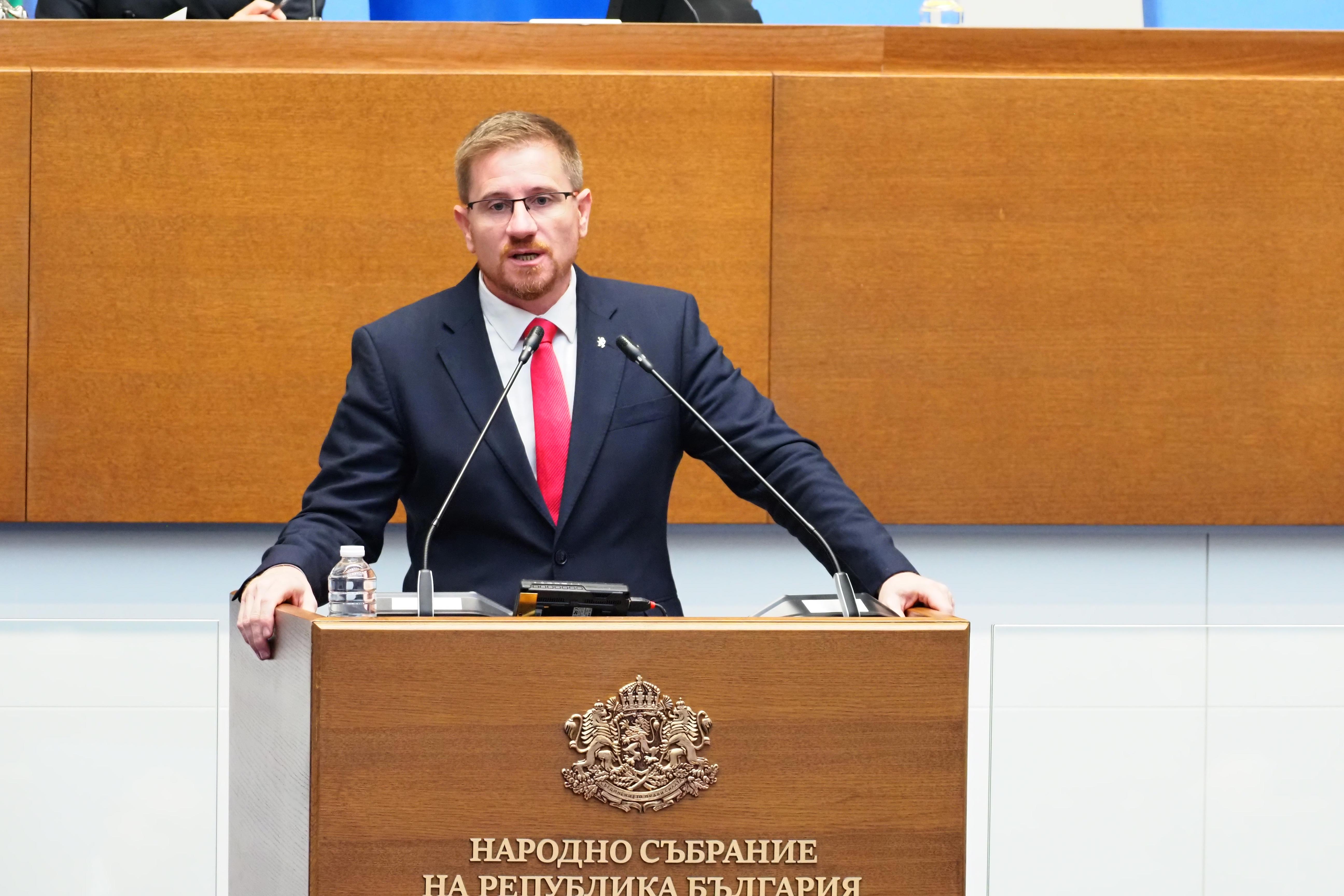 <p>Близо 4 часа дебати по шестия вот на недоверие срещу кабинета "Желязков"</p>