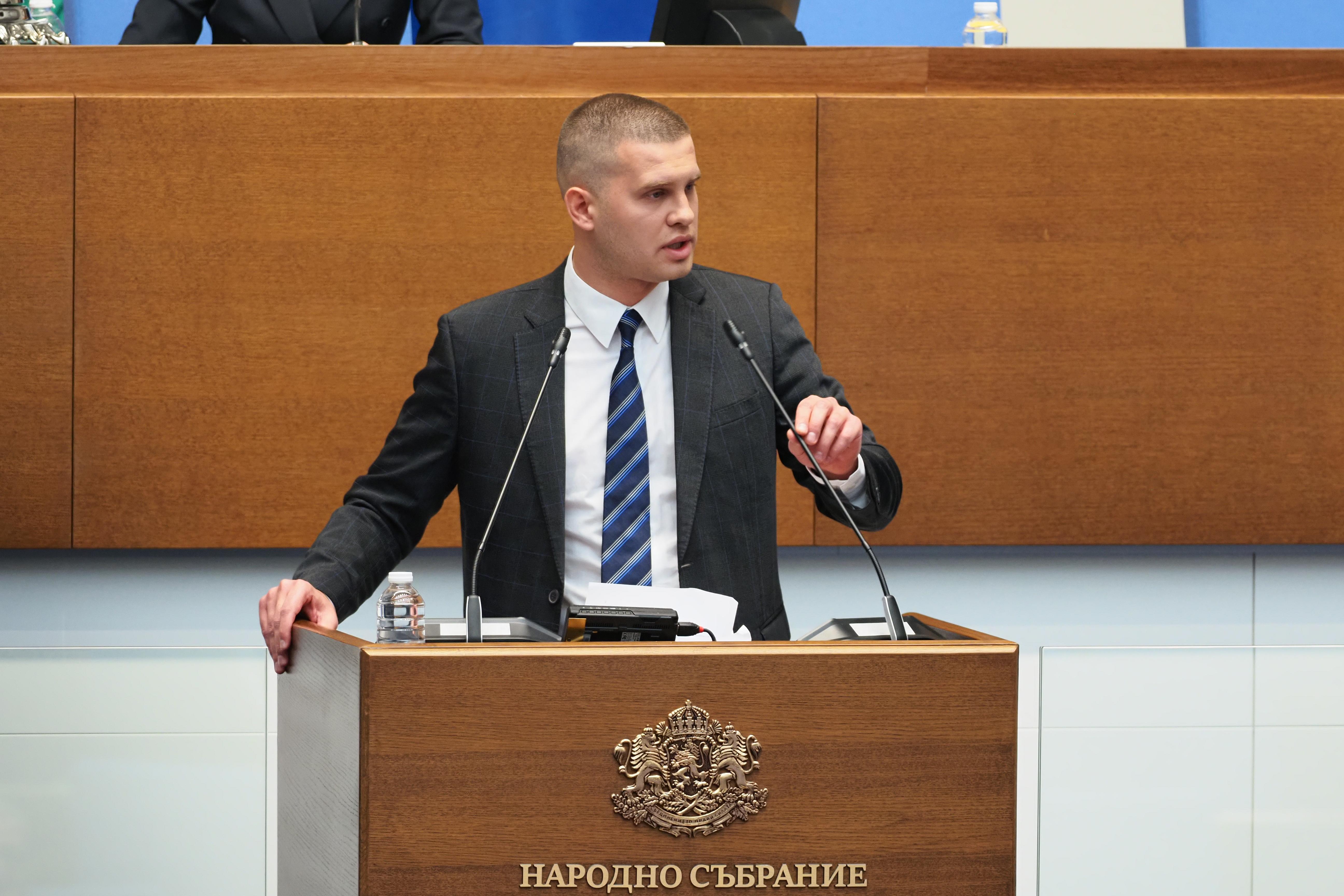 <p>Близо 4 часа дебати по шестия вот на недоверие срещу кабинета "Желязков"</p>