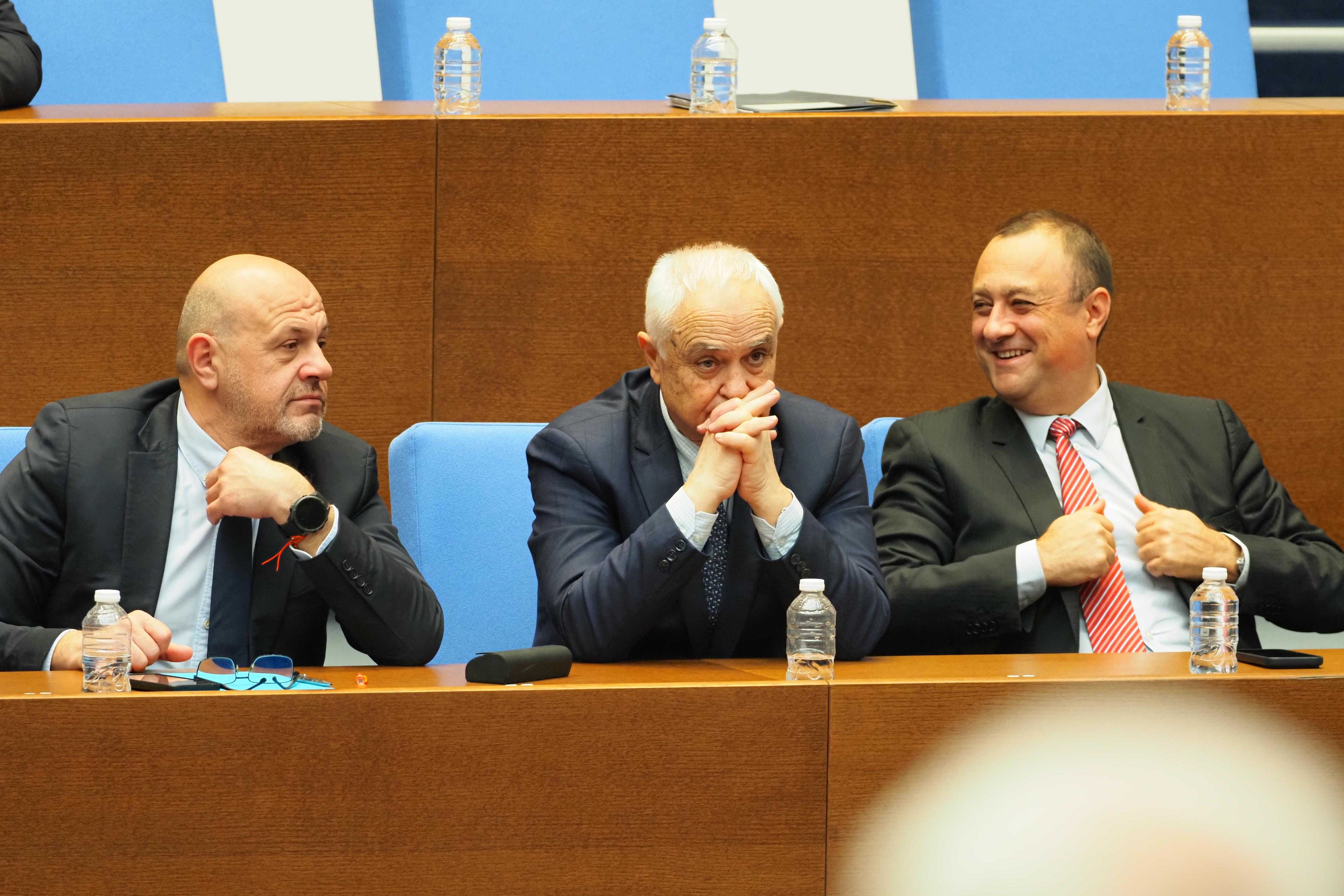 <p>Близо 4 часа дебати по шестия вот на недоверие срещу кабинета &quot;Желязков&quot;</p>