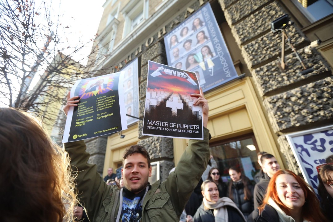 <p>В ранния следобед в сряда студенти от НАТФИЗ започнаха да се събират пред сградата на учебното заведение на антиправителствен протест.</p>